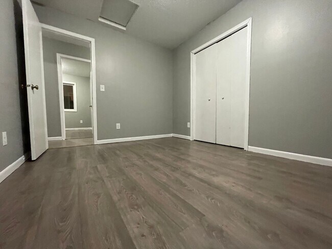 Building Photo - Amazing 5 Bedroom 2 Bathroom Home in South Minneapolis!