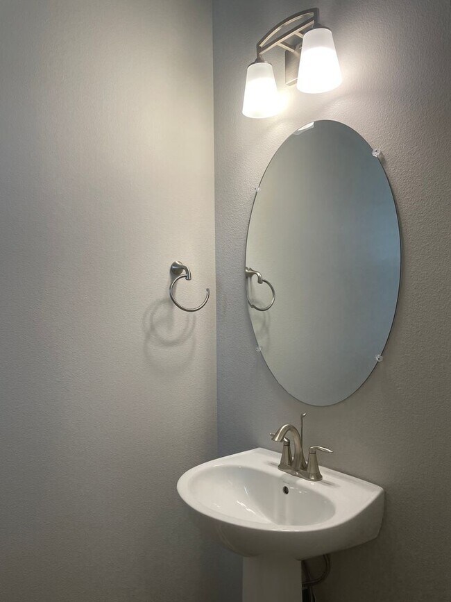 Foto del edificio - 4 Bed 2.5 Bath Home! Located near the Ridgefield Outdoor Recreation Center, equestrian facilities...