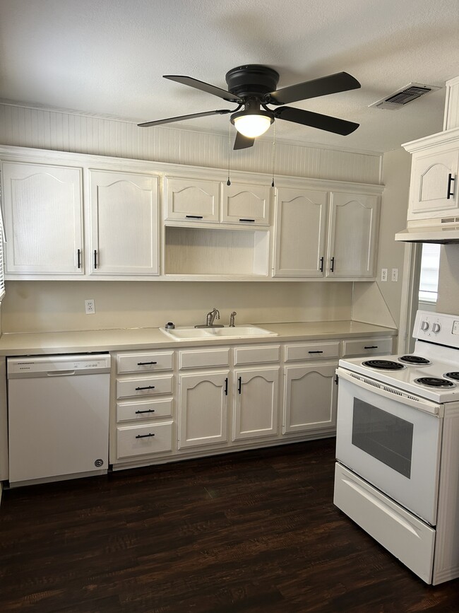 Building Photo - 1618 Mt Washington Rd