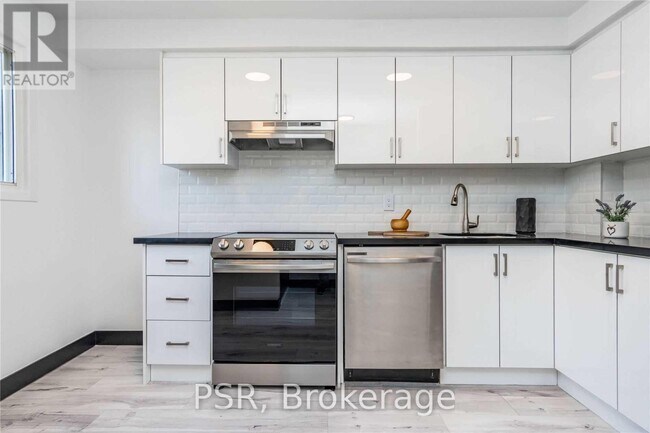 Building Photo - 2 Blackthorn Ave