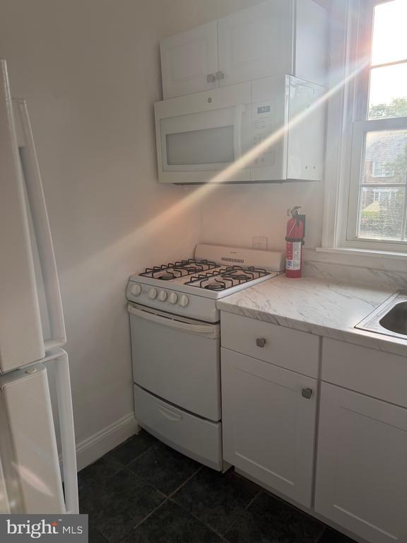 Foto del edificio - 2420 Cedar Ln
