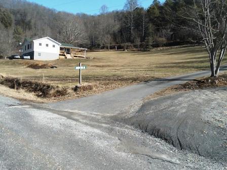 Building Photo - Great condition 3 BR 2 BA home off East Fo...