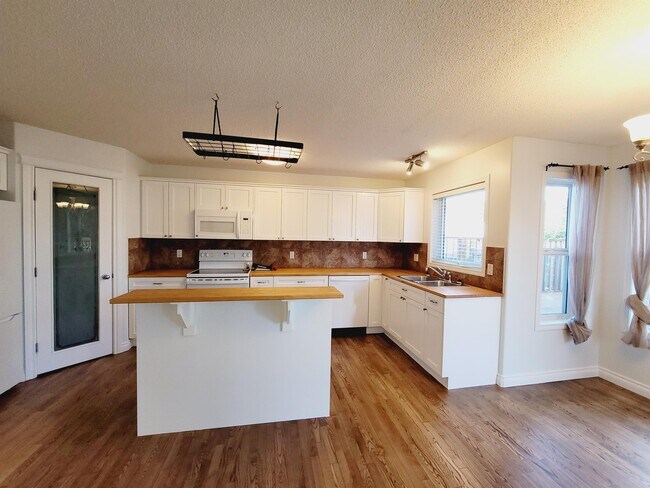 Building Photo - 163 Cote Crescent NW