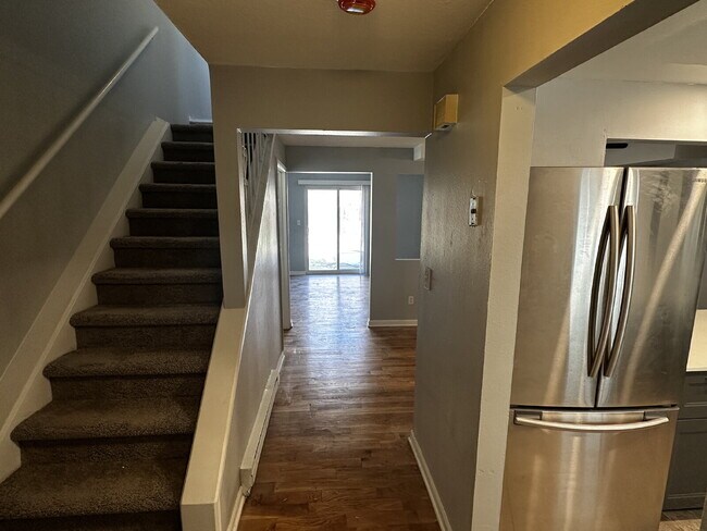 Foto del edificio - "Charming 2-Bed Retreat with Hardwood Floors in Golden, CO!"