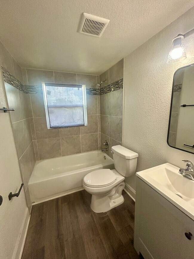 Foto del edificio - 2 Bedroom, 1 Bathroom Home! Look and Lease...