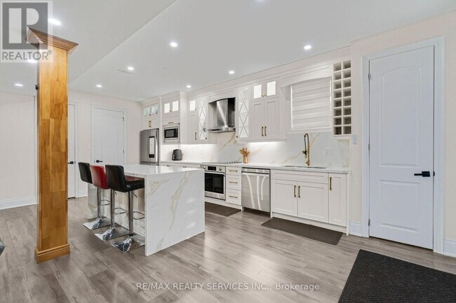 Building Photo - 66 Hanbury Cres
