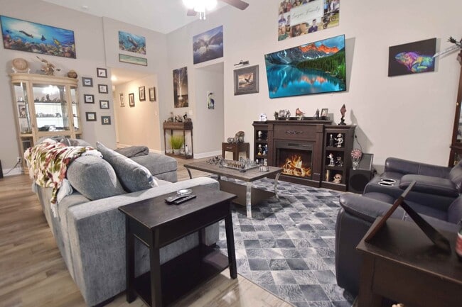 Building Photo - Pet Friendly Three Bedroom!