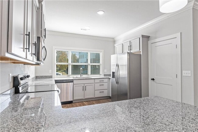 Building Photo - 923 NE Hts Ln