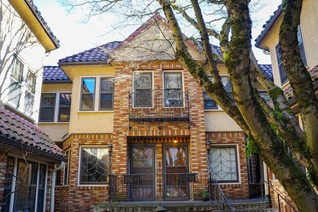 Stunning 1931 Townhome with Original Details You've GOT to See! - Stunning 1931 Townhome with Original Details You've GOT to See!
