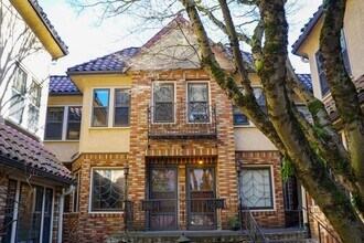 Building Photo - 912 SW Vista Ave