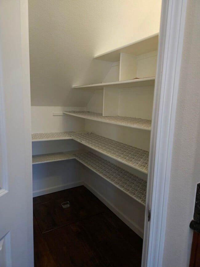 Building Photo - 4Bd/2.5Ba Two Story House - Available to View!