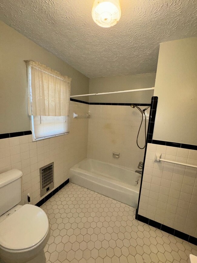 Building Photo - 3 Bed 2 Bath Brick Home