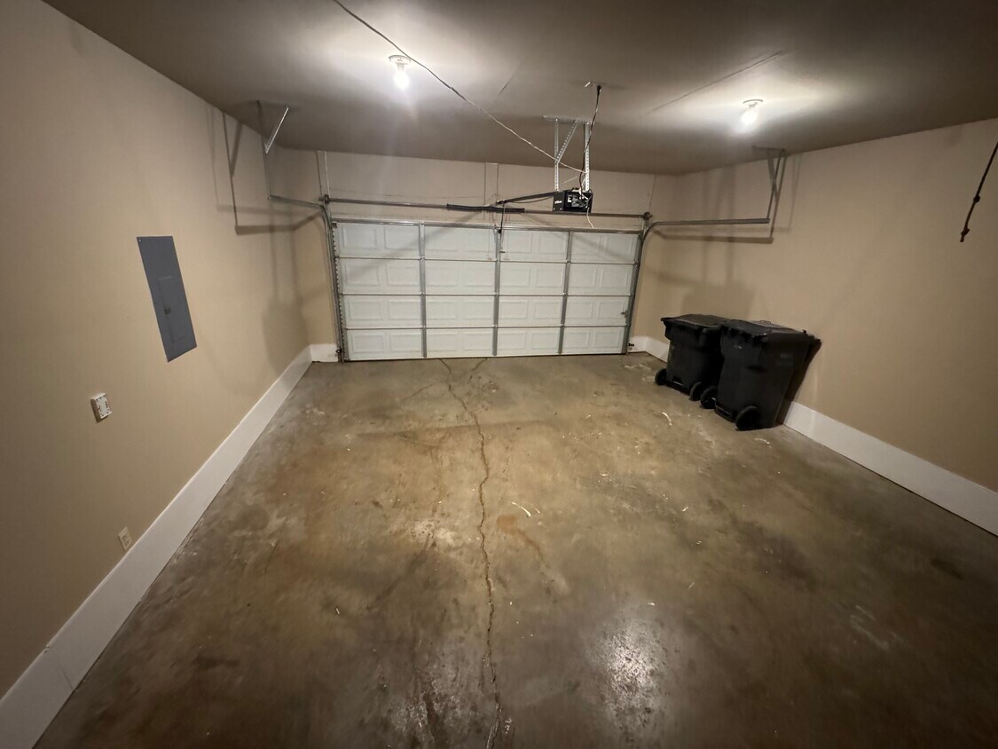 ¡Garaje para 2 coches! - 140 Charlton Ln