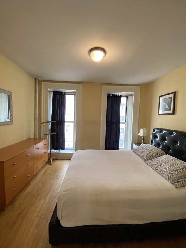Foto principal - 208 E 35th St