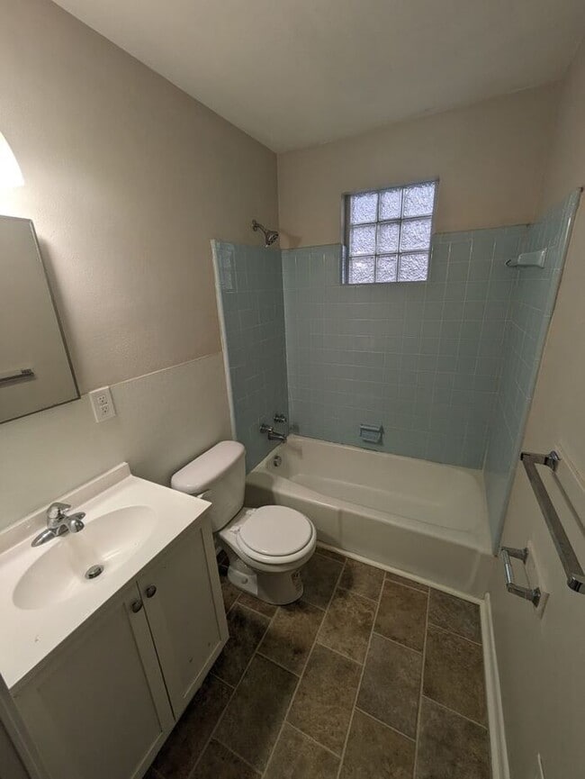 Building Photo - 2BD/1BA Townhome In Hickory