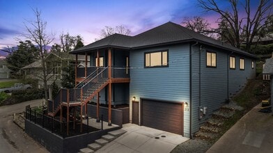 Building Photo - 213 Peek St