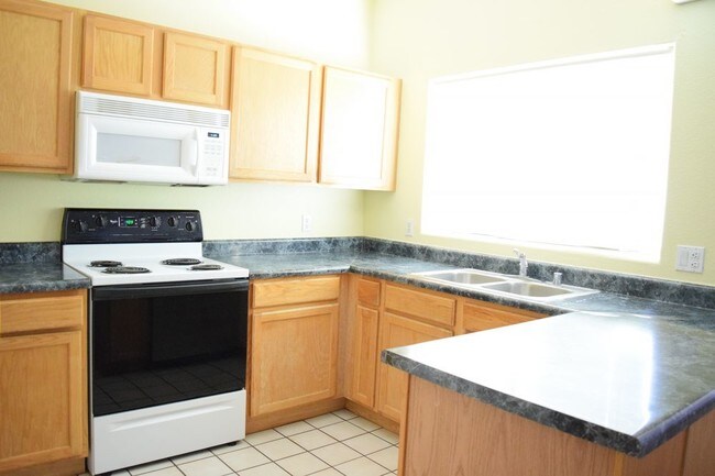 Building Photo - Great 1 bedroom condo with garage