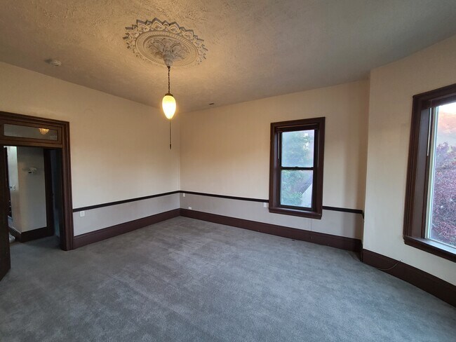 Building Photo - 690 W 300 S