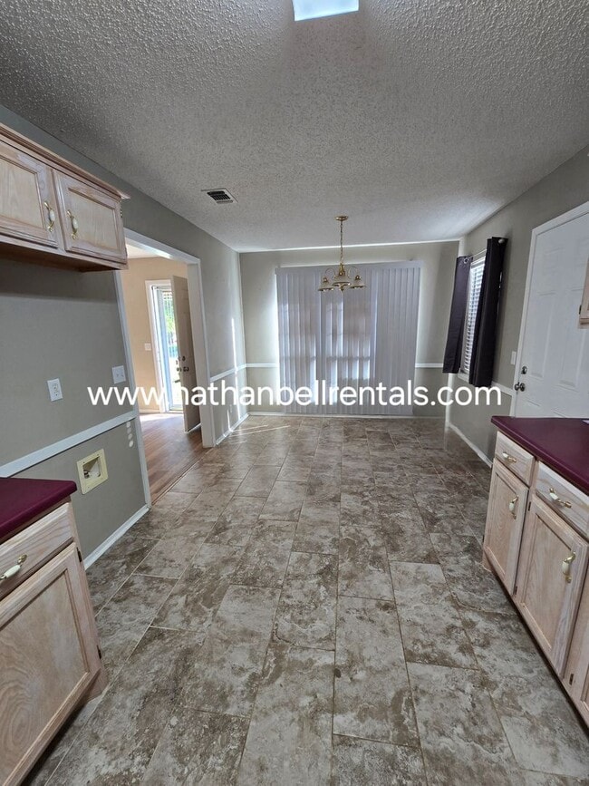 Building Photo - Single-Family Home: 3 Bed, 2 Bath