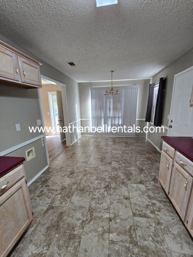 Foto del edificio - Single-Family Home: 3 Bed, 2 Bath