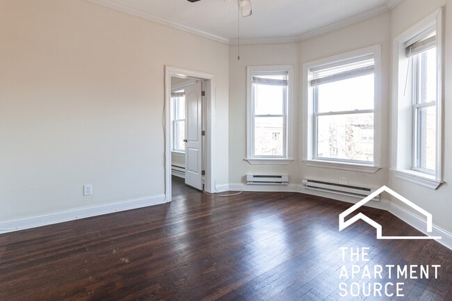 Building Photo - 923 W Waveland Ave