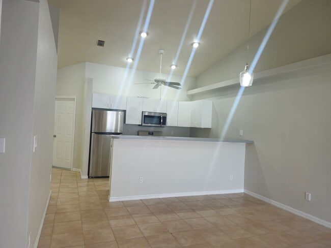 Building Photo - 3 bedroom 2 bath 1 car garage duplex