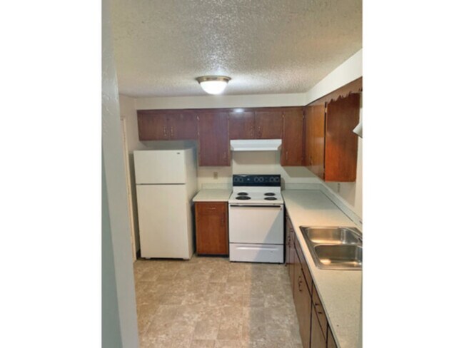 Building Photo - Gateway area duplex within close distance ...