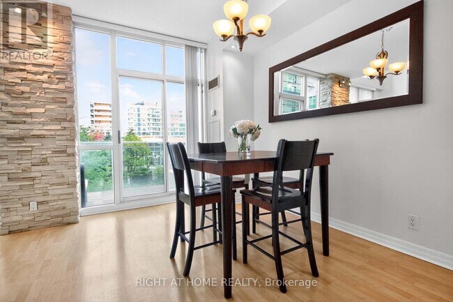 Photo du bâtiment - 220 Burnhamthorpe Rd W