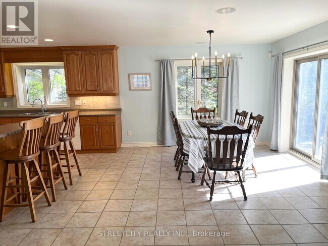 Photo du bâtiment - Grand Bend Executive 4 Bdrm For Rent * 3 B...