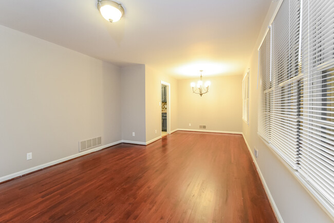Foto del edificio - 5 Bedroom Birmingham Brick Home
