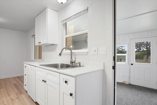 Building Photo - 8100 Wesley Dr