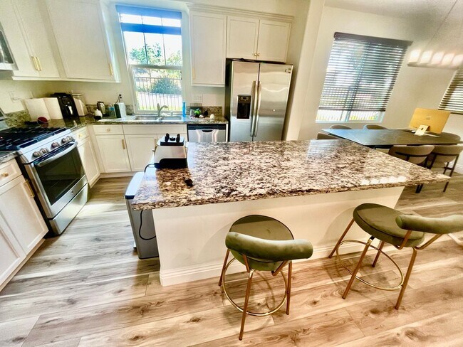 Foto del edificio - Spacious 4 Bed | 2-Story Townhome in Lake Pointe near Eastlake Vistas