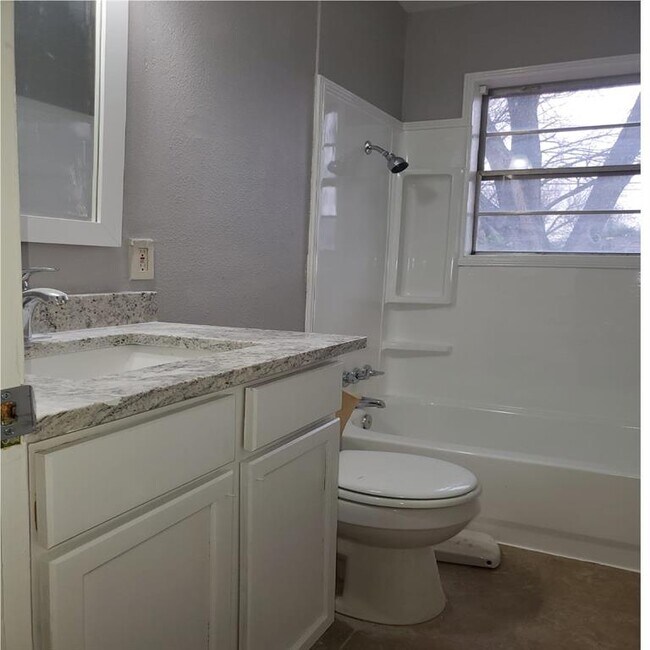 Building Photo - 1221 Sunnybrook Dr