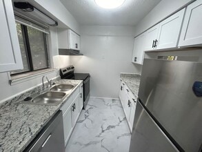 Building Photo - 240 Jamil Rd