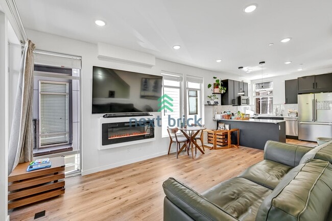 Building Photo - Modern Luxury 3 bedrooms and 2 bathrooms T...