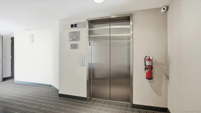 Foto del edificio - 100 Cutter Mill Rd