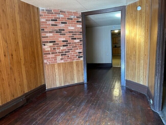 Building Photo - Welcome to this spacious 5-bedroom, 1-bath...