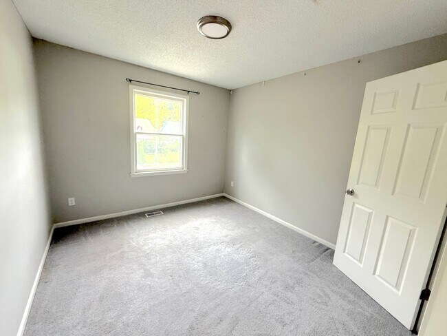 Building Photo - Nice Split Level in North Kansas City
