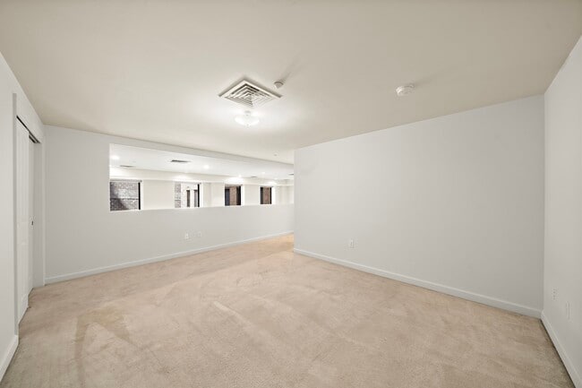 Building Photo - 914 Main St