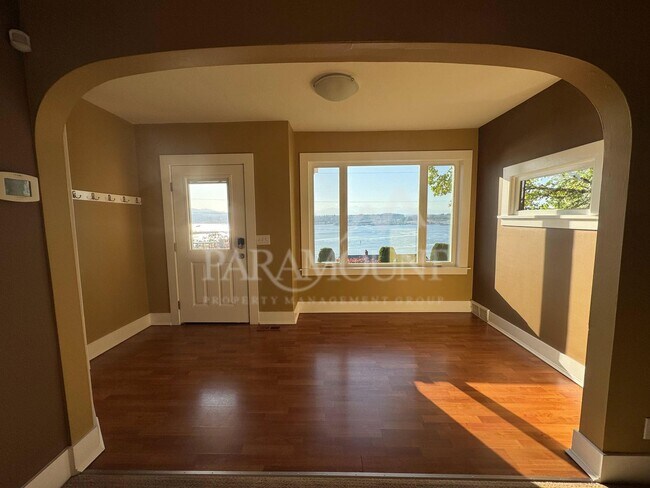 Building Photo - Stunning 3-bedroom, 1-bath home with a water view and fantastic amenities!