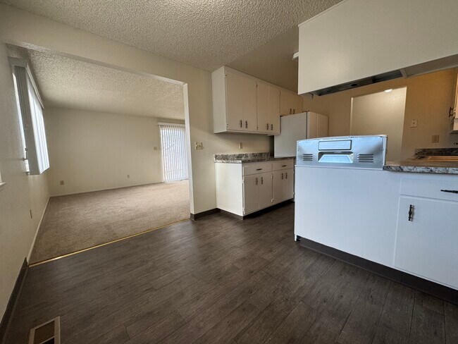 Foto del edificio - 1380 Kittyhawk Ave