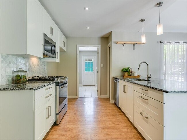 Foto del edificio - 5213 Gladstone Dr