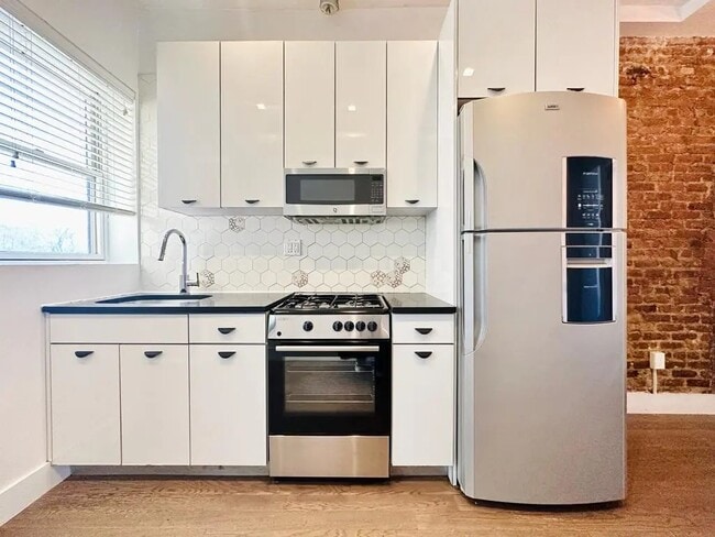Foto del edificio - Furnished room/NOT APARTMENT