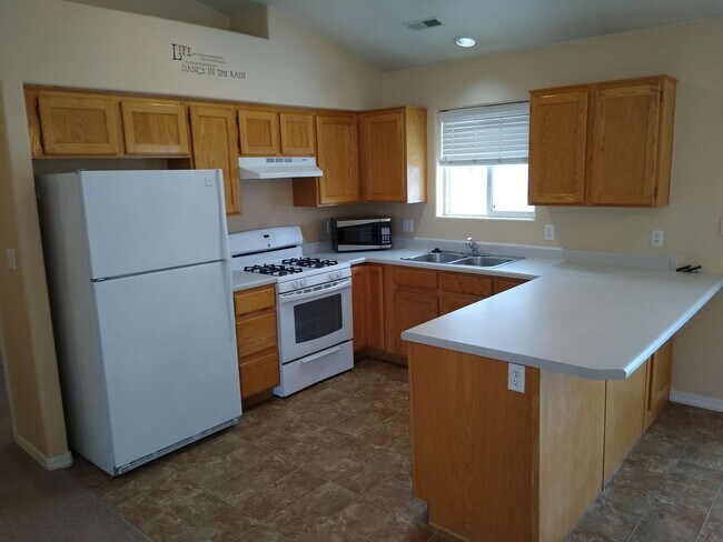 Building Photo - 2 Bedroom 1 Bath on 1/2 Acre lot. New Floo...