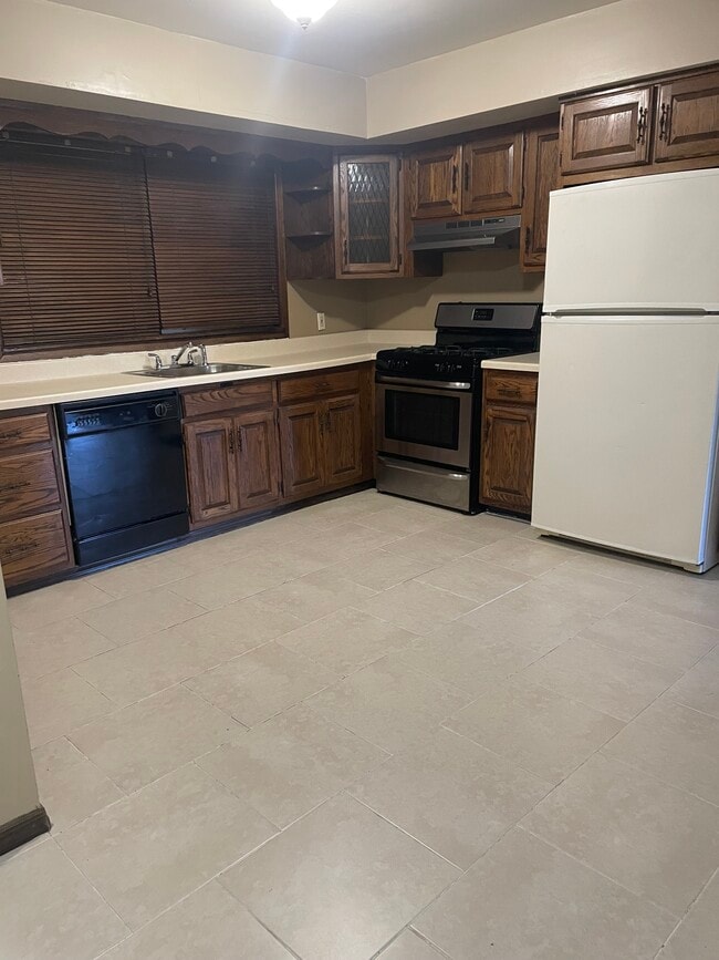 Building Photo - 694 Maguire Ave