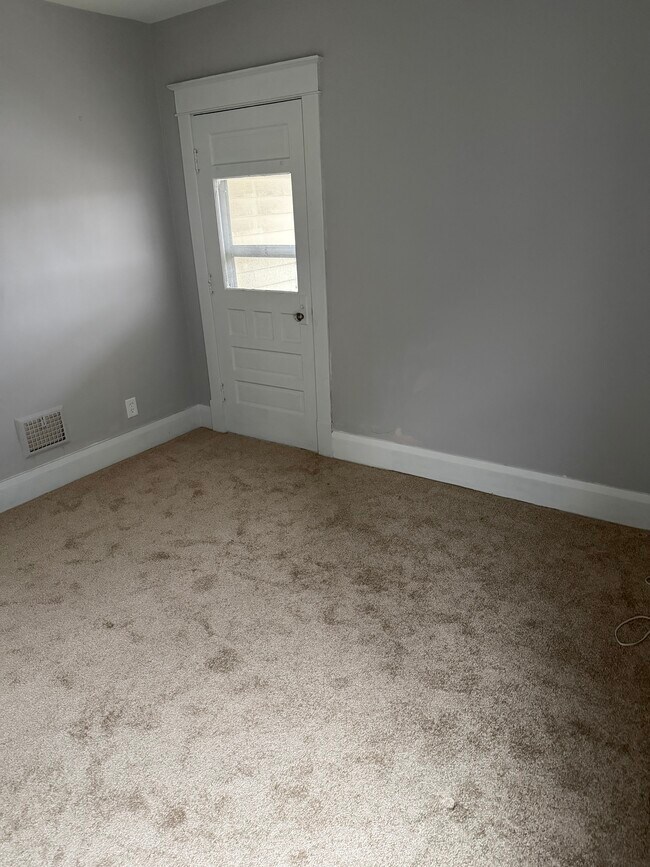 Building Photo - 75 Shoshone St