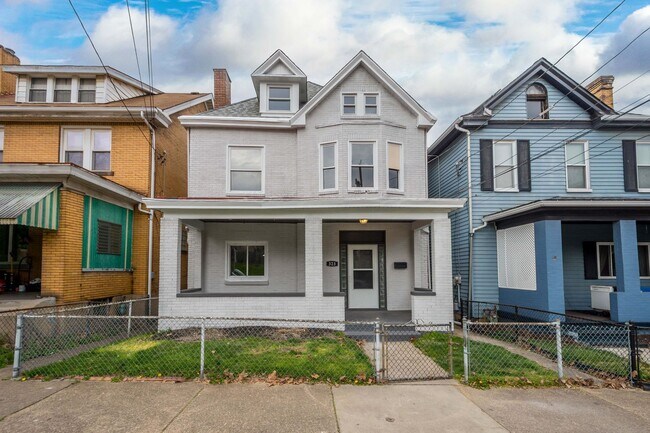 Building Photo - SPACIOUS 5 BEDROOM HOME AVAILABLE NOW IN H...