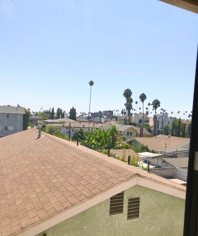 Foto del edificio - 1759 N Mariposa Ave