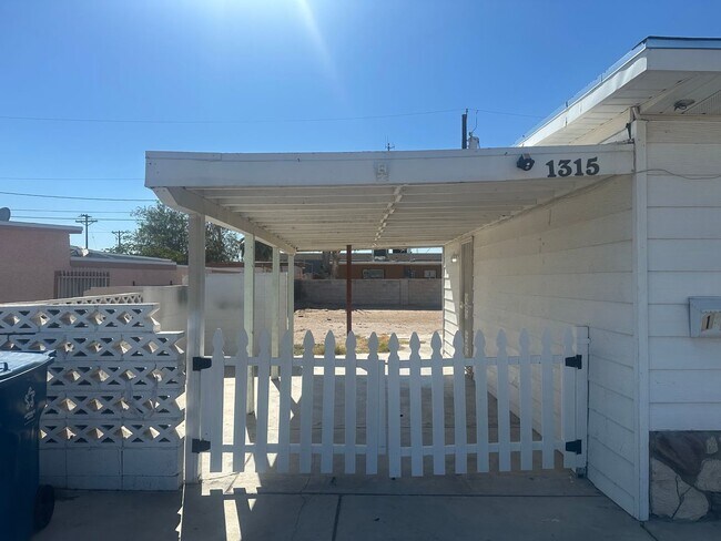 Foto del edificio - NLV!! Single Story!! 3 Bedrooms!! Carport!!! Big Lot!! Patio In Back yard!! No Carpet!! Vinyl Pla...