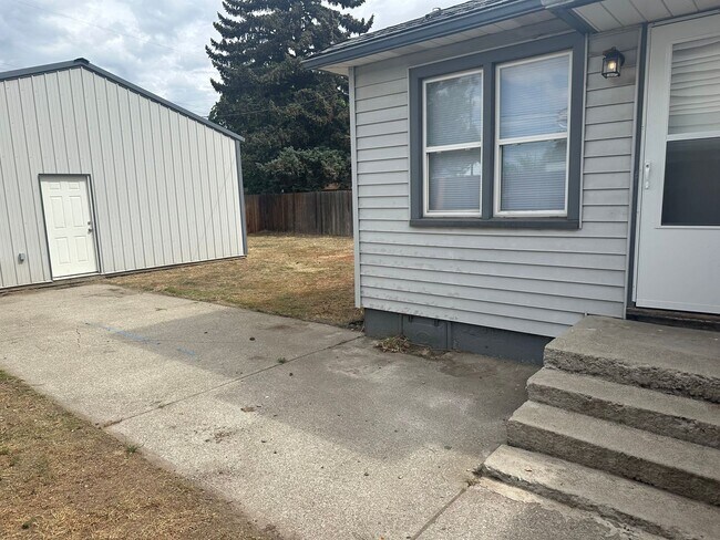 Building Photo - 2 Bed One Bath Home w/ Large 2 Car Garage